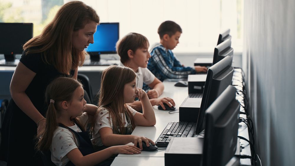 Výuku s důrazem na informatiku zahájilo od září 600 škol